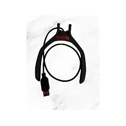 Nabíjecí kabel s USB konektorem připojený k držáku označenému jako přední část.