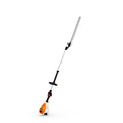 Aku plotostřih s dlouhou teleskopickou rukojetí, určený pro přesné zastřihování vysokých keřů a větví.
