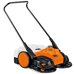 Ručně vedený mechanický zametací stroj se dvěma rotačními kartáči a velkými koly určený k zametání venkovních ploch.