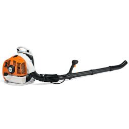 Zádový motorový foukač listí s dlouhou trubicí a rukojetí pro přesné směrování vzduchu.