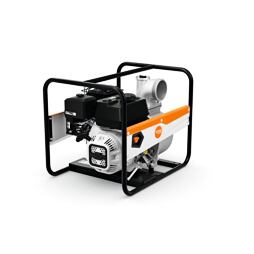 Přenosné motorové čerpadlo s ochranným rámem určené k přečerpávání vody, s viditelným motorem a sacím vstupem.
