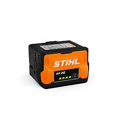 Akumulátor STIHL AK 20 s indikátorem nabití a modelem uvedeným na přední straně.