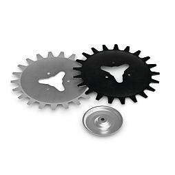 Dva ozubené kola s trojúhelníkovým výřezem uprostřed a kovový kotouč s otvorem ve středu, všechny tři součásti pravděpodobně mechanického zařízení.