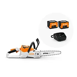 Akumulátorová řetězová pila STIHL s dvěma bateriemi a nabíječkou pro bezkabelové použití.