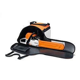 Motorová pila značky Stihl s krytem na řetěz uložená v ochranném přenosném obalu.