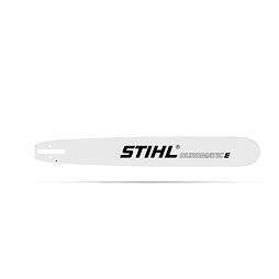 Vodicí lišta pro motorovou pilu značky Stihl s nápisem DUROMATIC E, sloužící k vedení řetězu při řezání dřeva.