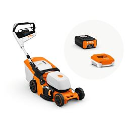 Aku zahradní sekačka se sběrným košem spolu s baterií a nabíječkou značky Stihl.