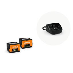 Dvě nabíjecí baterie STIHL AK 30 S vedle nabíječky baterií STIHL.