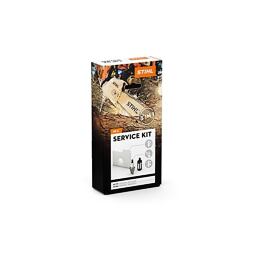 Balení servisního kitu pro motorovou pilu značky STIHL obsahující náhradní díly a příslušenství pro údržbu.