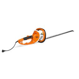 Elektrický zahradní nůžky na živý plot s dlouhou čepele a integrovanou rukojetí, určené pro přesné stříhání keřů.