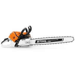 Motorová pila s označením STIHL, určená k řezání dřeva, s kovovým řetězem a ergonomickou rukojetí.