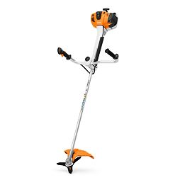 Motorová křovinořezová sekačka s dvojitou řidítkovou rukojetí a třízubým kovovým nožem určená pro mulčování a čištění zarostlých ploch.