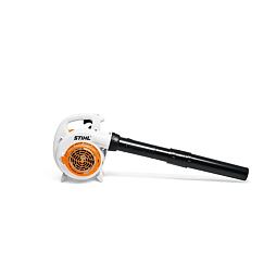 Ruční motorový foukač listí značky STIHL určený pro čištění zahrad a venkovních prostor.