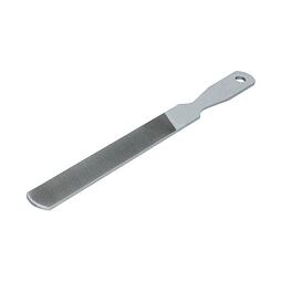 Nástroj s dlouhou kovovou plochou se zvýrazněnou texturou a rukojetí s otvorem, určený k pilování nebo broušení povrchů.