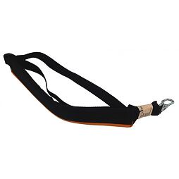 Popruh s karabinou určený k upevnění a přenášení předmětů, s polstrovanou částí pro pohodlné nošení.