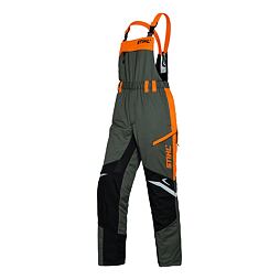 Pracovní kalhoty s laclem určené pro ochranu při práci s motorovou pilou, s ramenními popruhy a zesílenými oblastmi na kolenech.