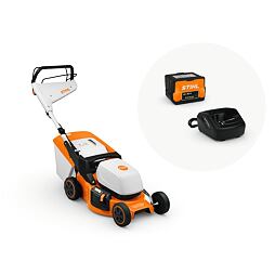 Aku sekačka na trávu STIHL s pojezdovým mechanismem, doplněná o akumulátor a nabíječku.