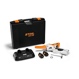 Sada zahrnuje elektrické zahradní nůžky STIHL GTA 40 s nabíječkou, dvěma bateriemi, kovovým dílem a přenosným kufřík.