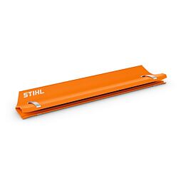 Ochranný kryt na pilový řetěz značky Stihl sloužící k bezpečnému skladování a přepravě řetězu.