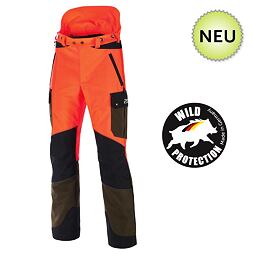 Ochranné pracovní kalhoty s reflexními prvky a kapsou na boku, určené pro bezpečnost při práci v přírodě, značené logem Wild Protection a označením novinky.