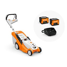 Aku sekačka na trávu STIHL s rukojetí pro snadné vedení, dvěmi bateriemi a nabíječkou.