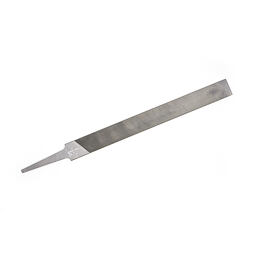 Plochý pilník s úzkým koncem a drsným povrchem určený pro opracování a tvarování kovů či dřeva.