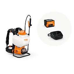 Zádový postřikovač s nádrží, stříkací tryskou a popruhy pro nošení, doplněný o akumulátor a nabíječku značky STIHL.