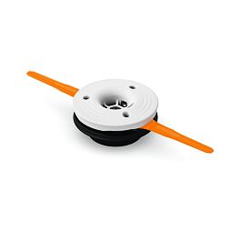 Kotouč se dvěma protilehlými ostřími a středovým otvorem pro upevnění, určený jako náhradní díl pro zahradní strunovou sekačku.