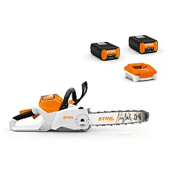 Akumulátorová motorová pila STIHL s dvěma bateriemi a nabíječkou.