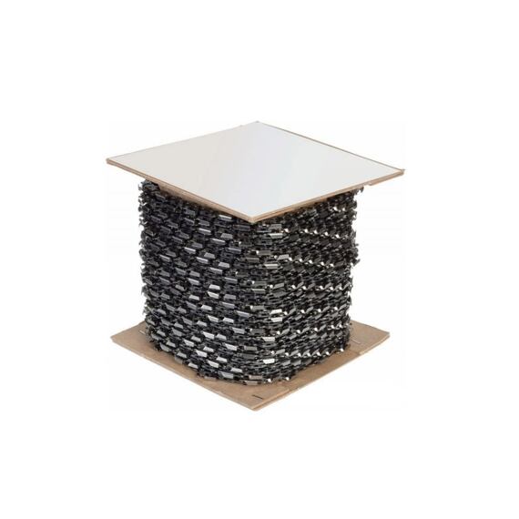 Cívka s nainstalovaným kovovým řetězem do motorové pily určeným pro řezání dřeva.