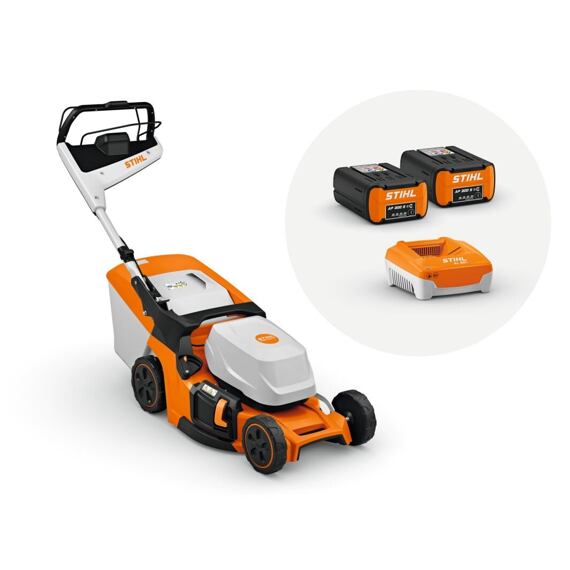 Akumulátorová sekačka STIHL s košem na trávu, doplněná o dvě lithium-iontové baterie a nabíječku.