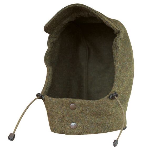 Ochranná kapuce s možností stažení pomocí šňůrek a zapínání na dva knoflíky.