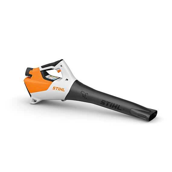 Akumulátorový zahradní foukač listí značky STIHL s ergonomickou rukojetí a prodlouženou trubicí pro efektivní shrnování listí.