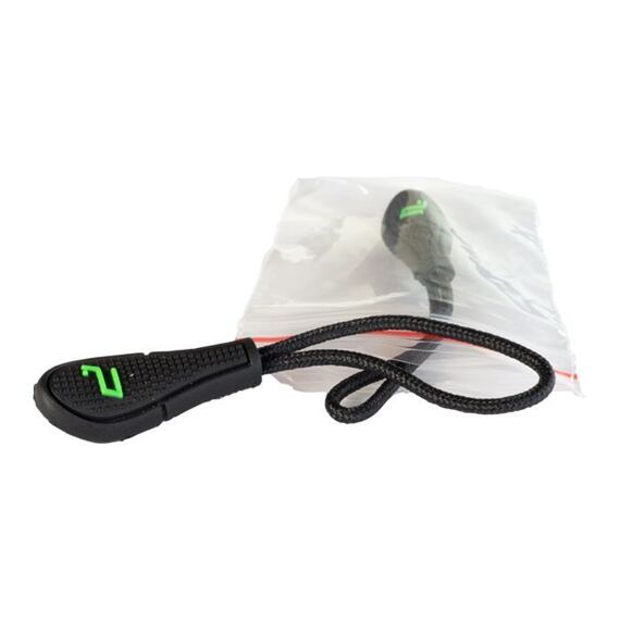 Černá plastová přívěsek na zip s texturovaným povrchem a zeleným logem, připevněný k krátkému černému šňůrkovému poutku, zabalený v průhledném plastovém sáčku.