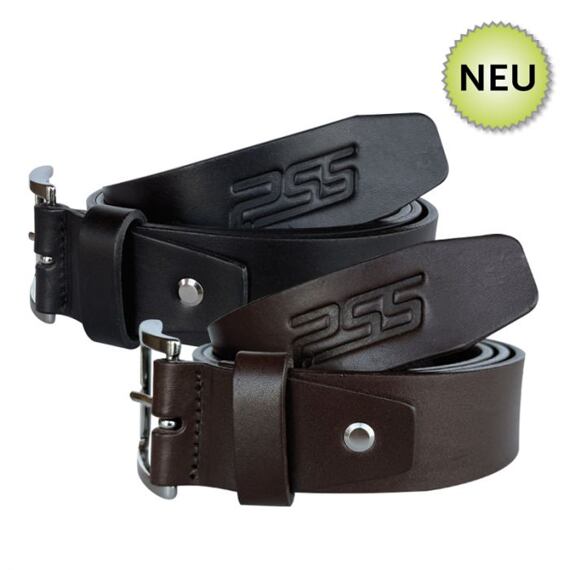 Dva kožené pásky na opasek, černý a hnědý, s kovovou sponou a vyraženým vzorem "2SS" na konci pásku, označené jako novinka.