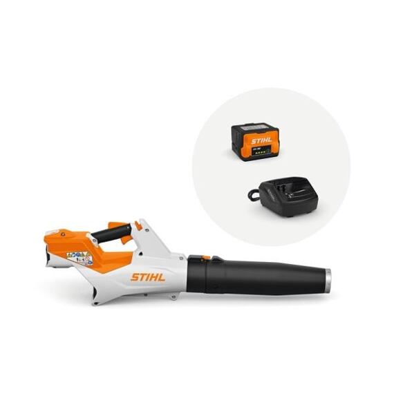 Aku foukač listí STIHL s rukojetí, doplněný o baterii a nabíječku značky STIHL.