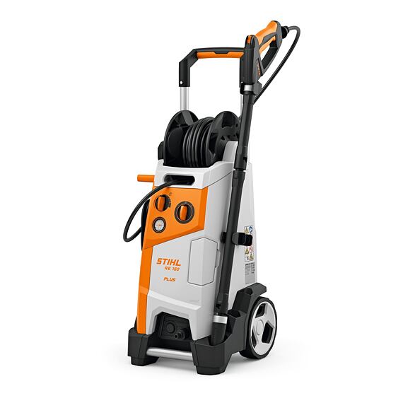 Vysokotlaký čistič STIHL RE 150 PLUS s nastavitelným tlakem, hadicí navinutou na bubnu a s rukojetí pro snadnou přepravu.