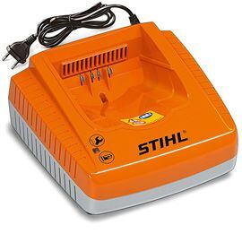 Nabíječka akumulátorových baterií značky STIHL s elektrickým kabelem a ventilací pro chlazení baterie během nabíjení.