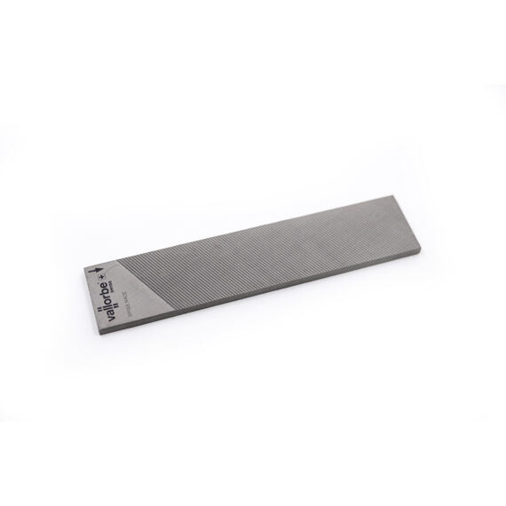 Plochý kovový pilníček s jemnými zoubky a označením značky Vallorbe.