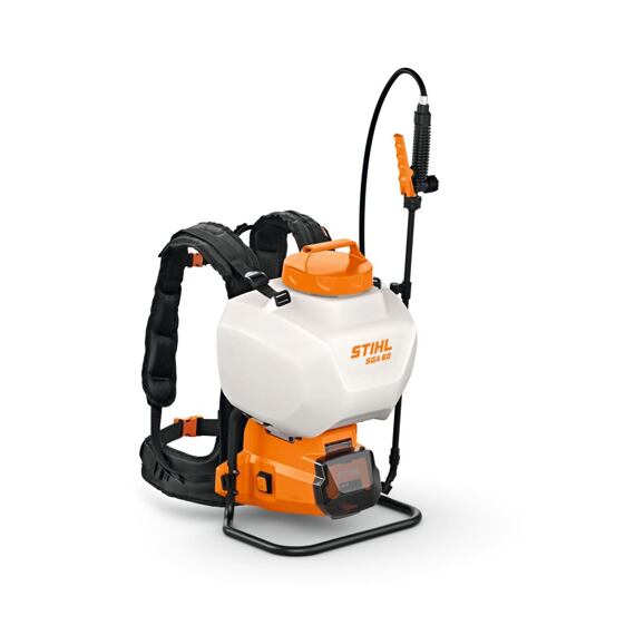 Zádový postřikovač STIHL SGA 60 s nádrží, popruhy pro nošení na zádech a aplikační pistolí s hadicí.