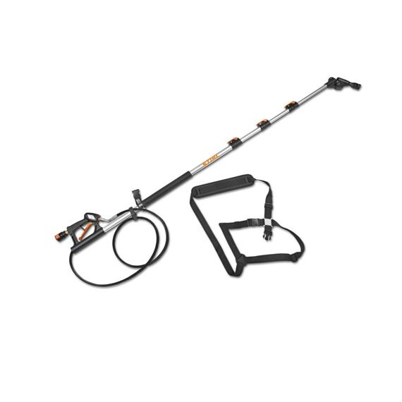 Dlouhá vysouvací tyč s rukojetí a spouští, napojená na hadici, vedle nastavitelného popruhu s polstrováním pro zavěšení.