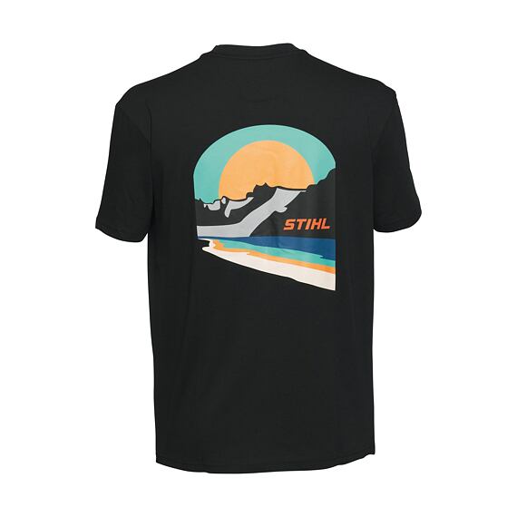 Černé tričko s grafikou horské krajiny, západu slunce a moře, doplněné logem STIHL.