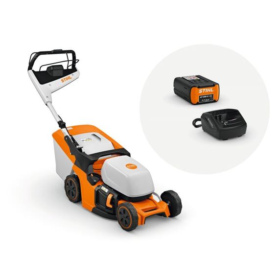 Aku sekačka na trávu s rukojetí pro snadnou manipulaci, doplněná o baterii a nabíječku pro bezdrátový provoz.