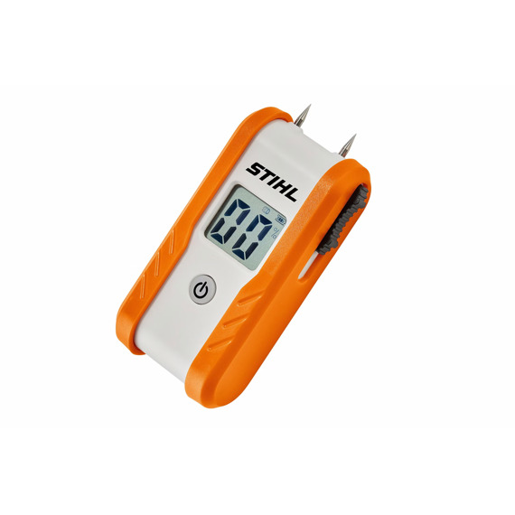Přenosný digitální měřič vlhkosti materiálu se dvěma kovovými hroty a displejem ukazujícím hodnotu 0 %, s tlačítkem zapnutí a logem STIHL.
