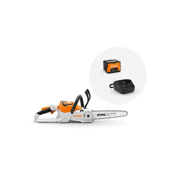 Aku řetězová pila STIHL s baterií a nabíječkou jako součást sadové výbavy pro bezkabelový provoz.
