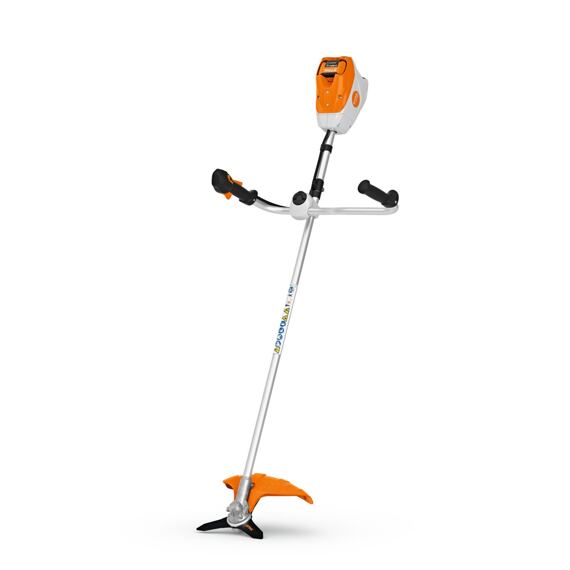 Benzínový křovinořez s dvojitou řidítkovou rukojetí a trojzubým nožem určený pro sečení trávy a hustší vegetace.