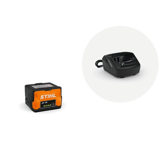 Dobíjecí baterie STIHL AK 10 vedle nabíječky baterií STIHL.