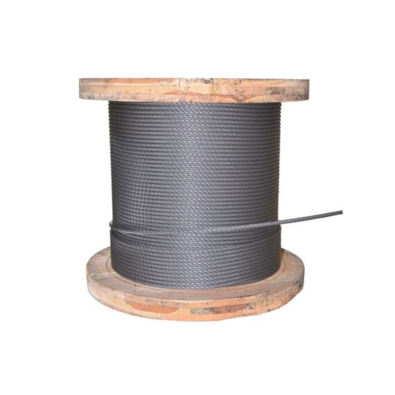 Velká dřevěná cívka s navinutým ocelovým lanem, jedno lano volně vytažené z cívky.