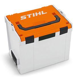 Skládací úložný box značky STIHL s oranžovým víkem a černými zámky.