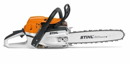 Motorová pila STIHL s řetězem určená k řezání dřeva.